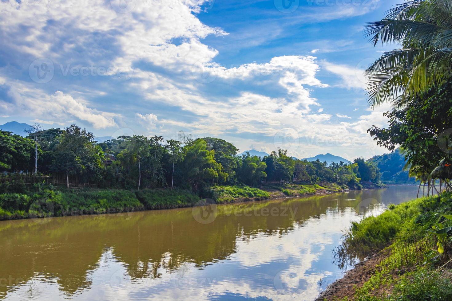 ville de luang prabang au panorama paysager du laos avec le fleuve mékong. photo