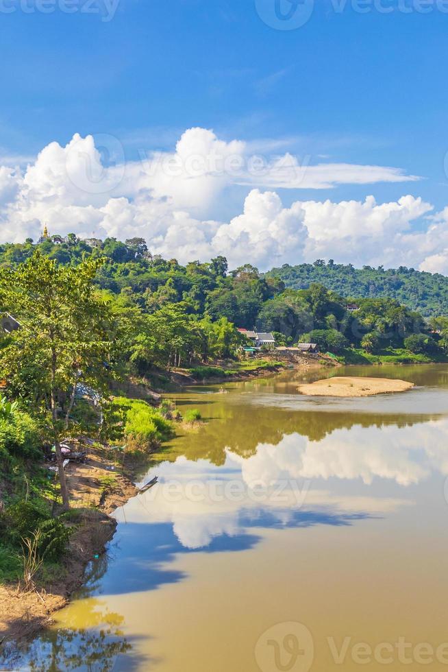 ville de luang prabang au panorama paysager du laos avec le fleuve mékong. photo