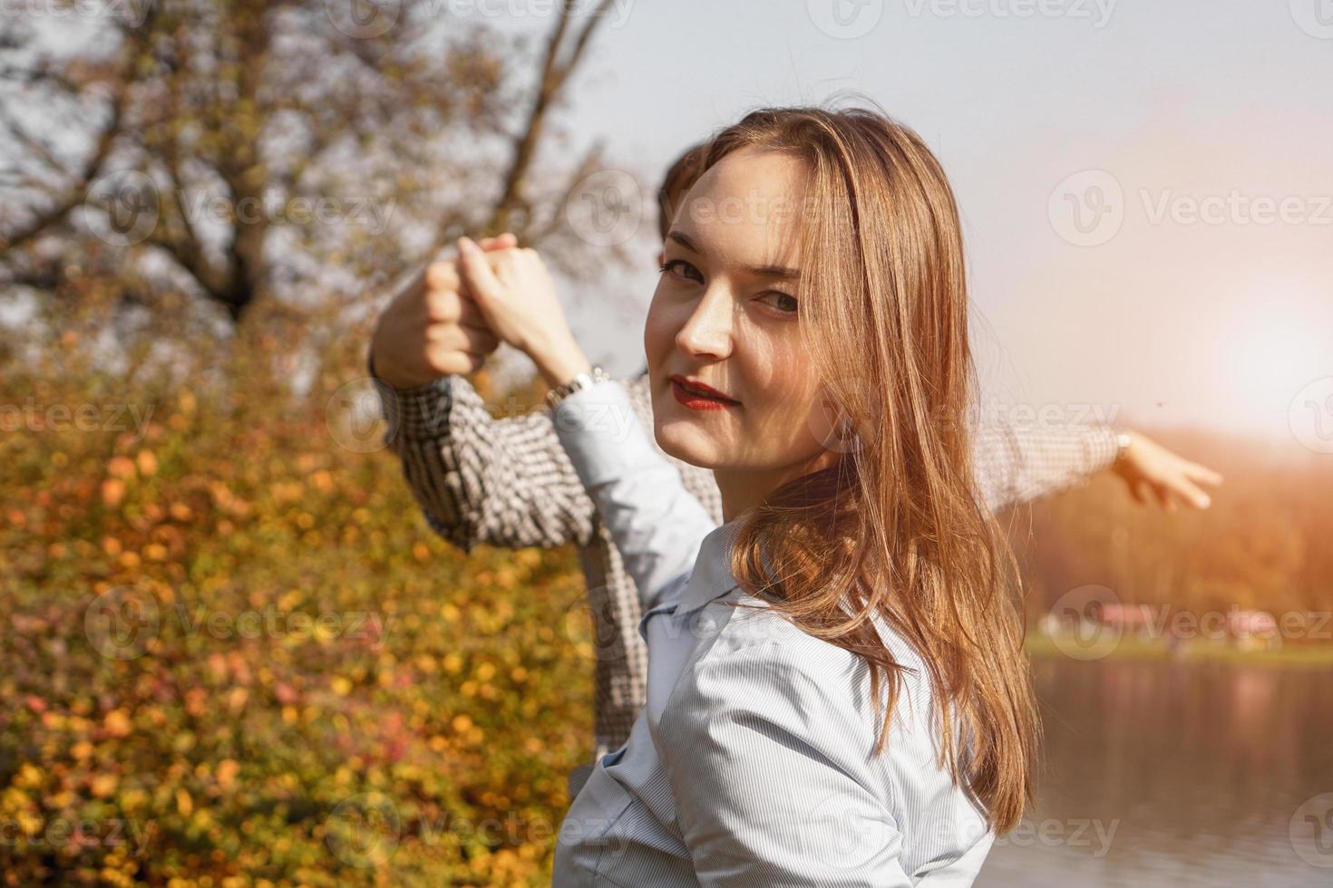 couple romantique dans le parc d'automne - concept d'amour, de relation et de rencontres photo