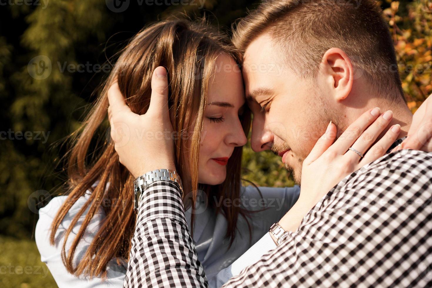 couple romantique dans le parc d'automne - concept d'amour, de relation et de rencontres photo