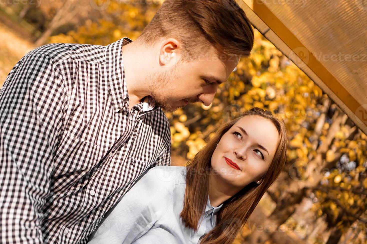 couple romantique dans le parc d'automne - concept d'amour, de relation et de rencontres photo