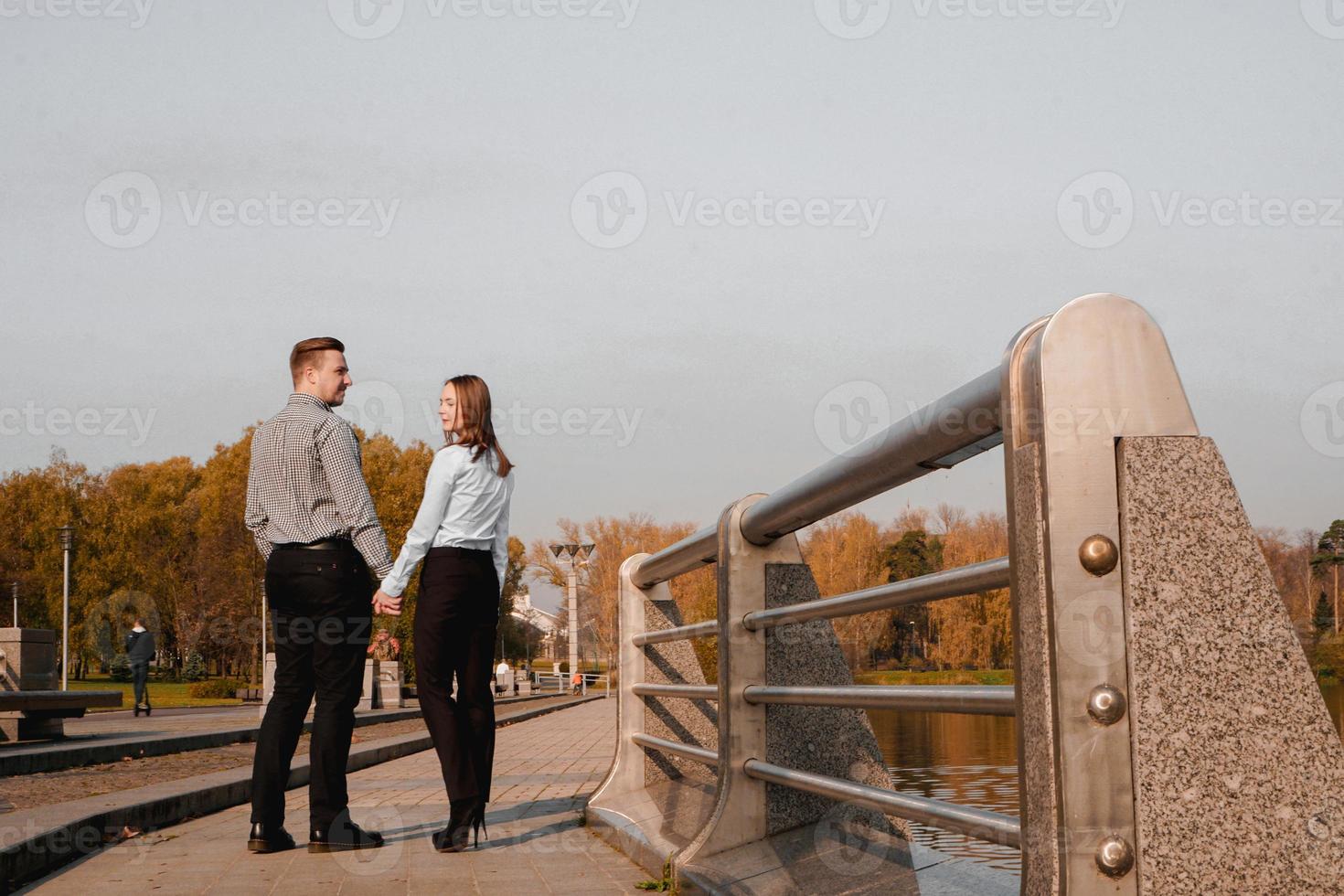 jeune et élégant couple amoureux photo