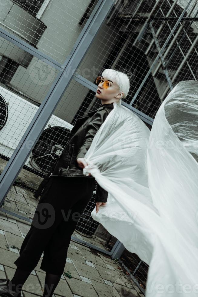 notion d'écologie. fille avec une pellicule plastique. style de ville. photo