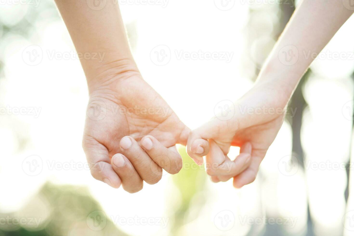 couple les amoureux romantique en portant mains vers avec brillant Soleil éclater dans Publique parcs, ou proche en haut vue dans une conceptuel image premier l'amour adolescente Jeune relation. amoureux photo