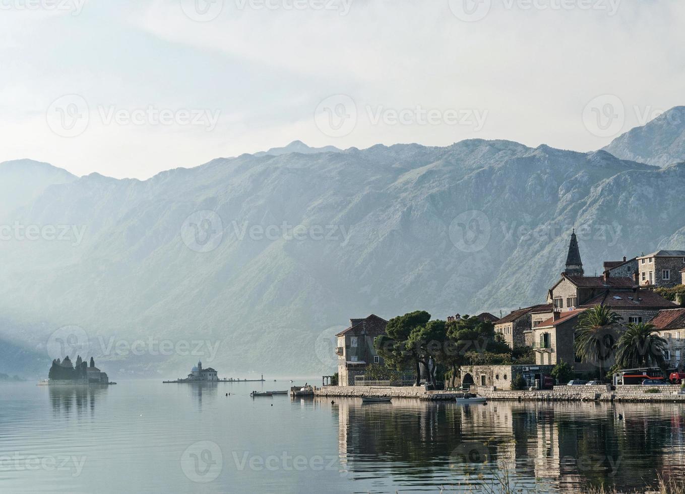 paysage de montagne du village des Balkans de perast près de kotor au monténégro photo