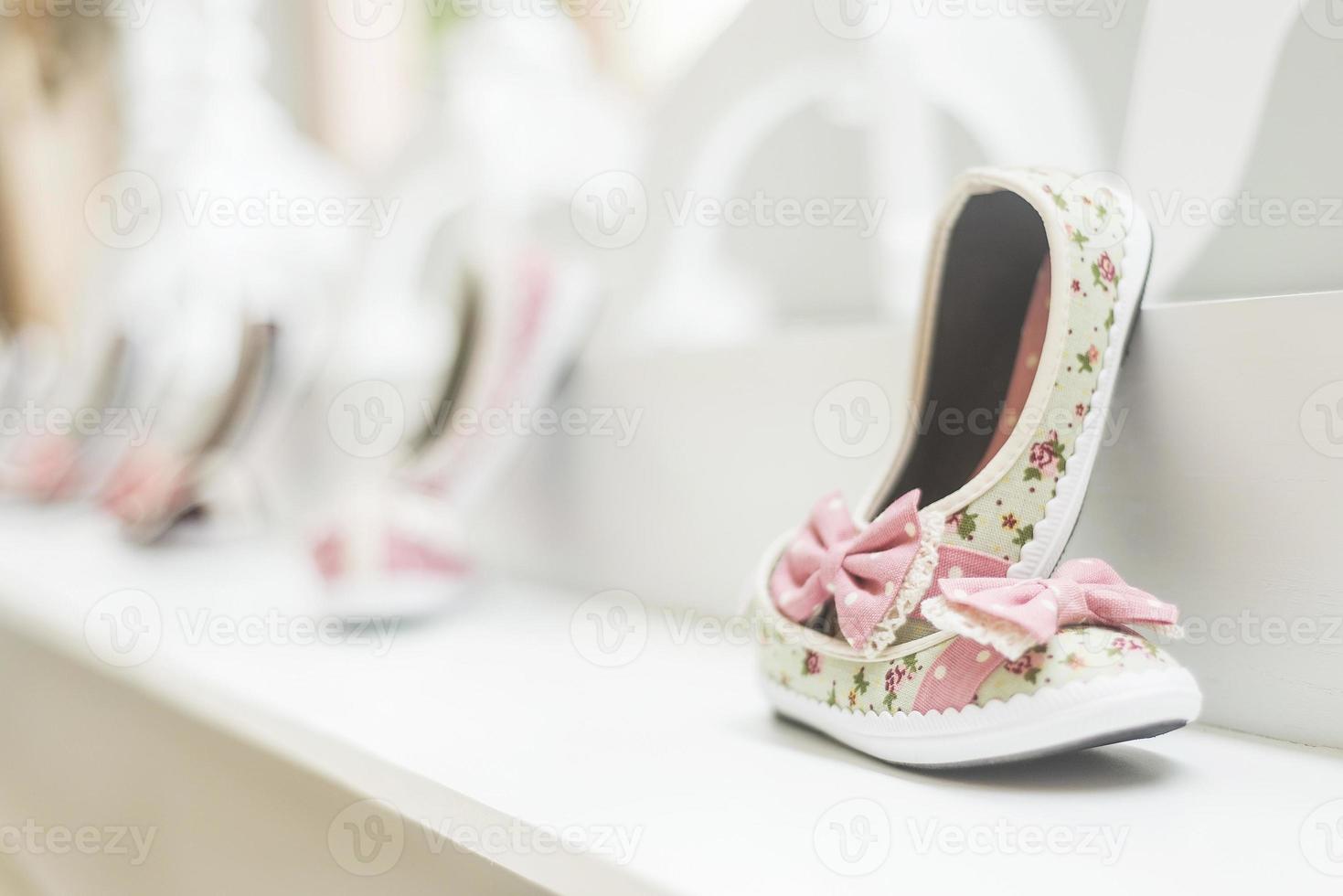 Chaussures de jeune fille dans la boutique de mode de chaussures pour enfants photo