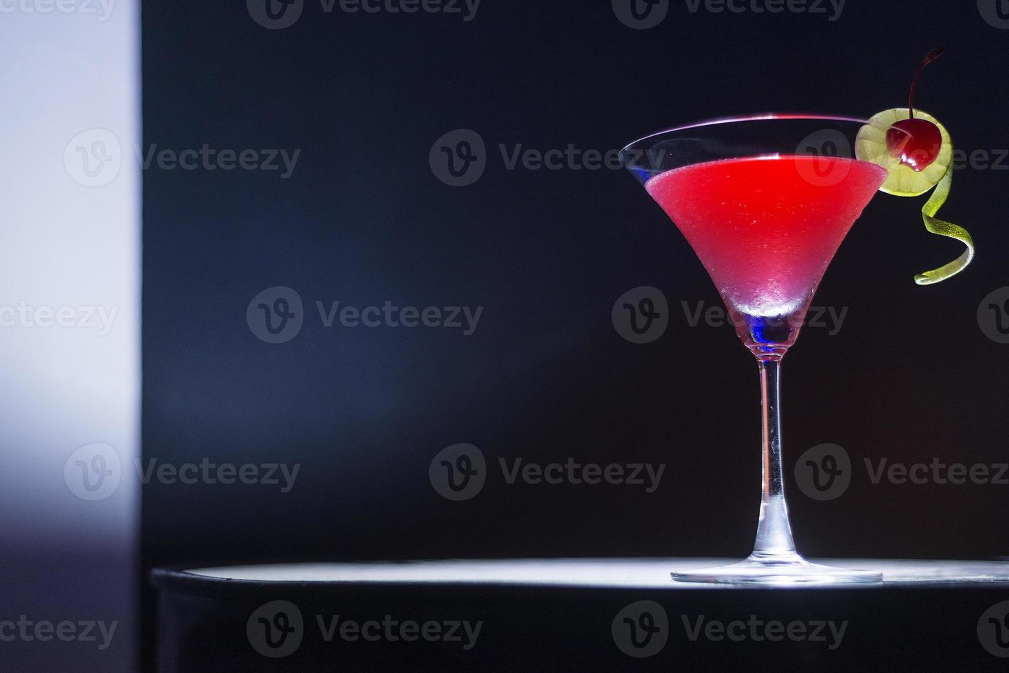 cocktail cerise martini au bar photo