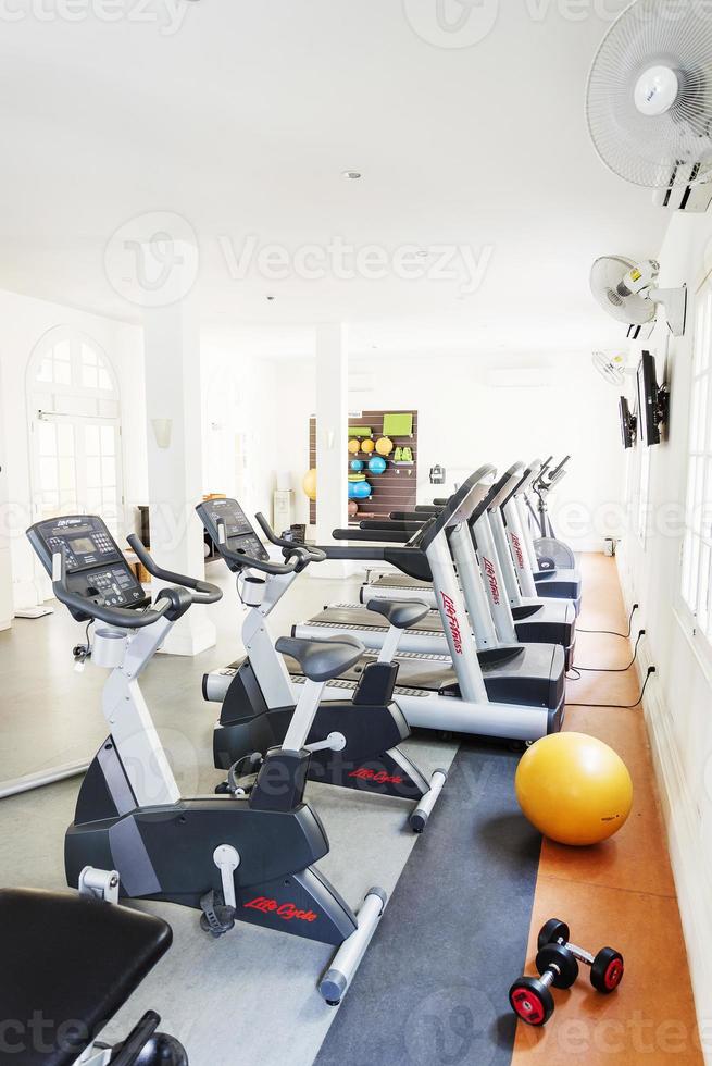 salle de fitness exercice de gym à l'hôtel photo