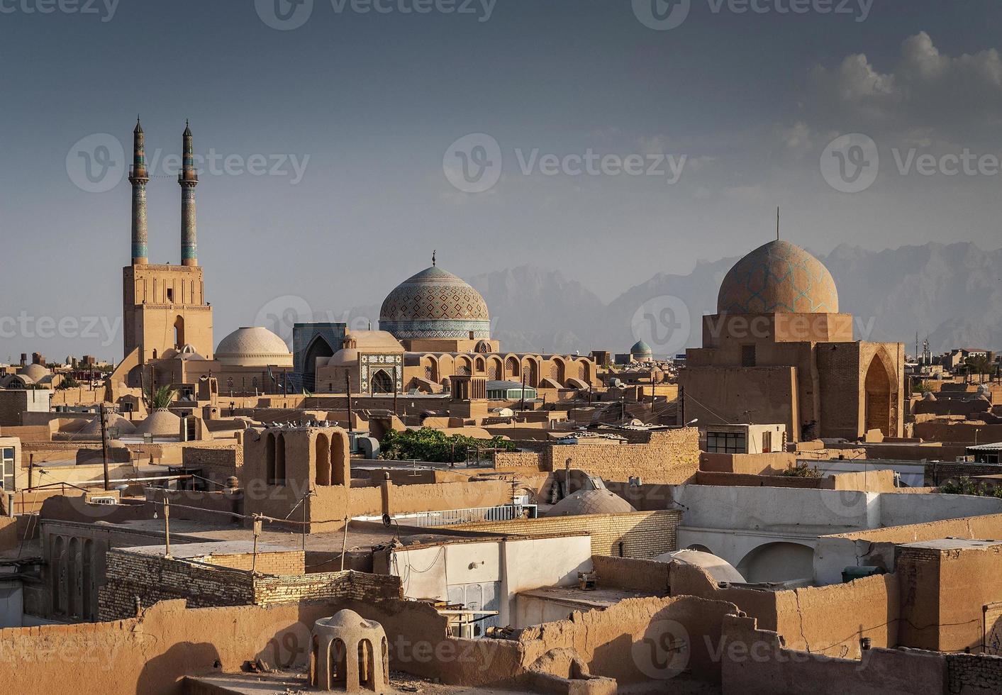 rootops et vue paysage de la vieille ville de yazd, iran photo