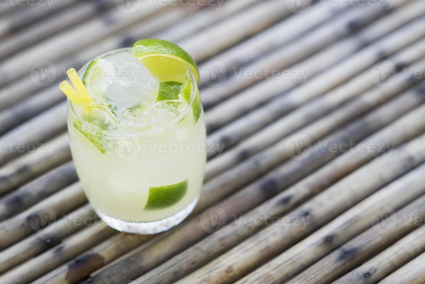 boisson au cocktail brésilienne au rhum caipirinha au citron vert et au sucre photo