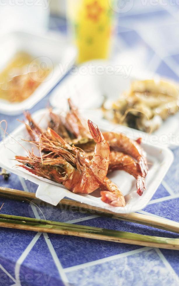 crevettes royales asiatiques au restaurant kep cambodge photo