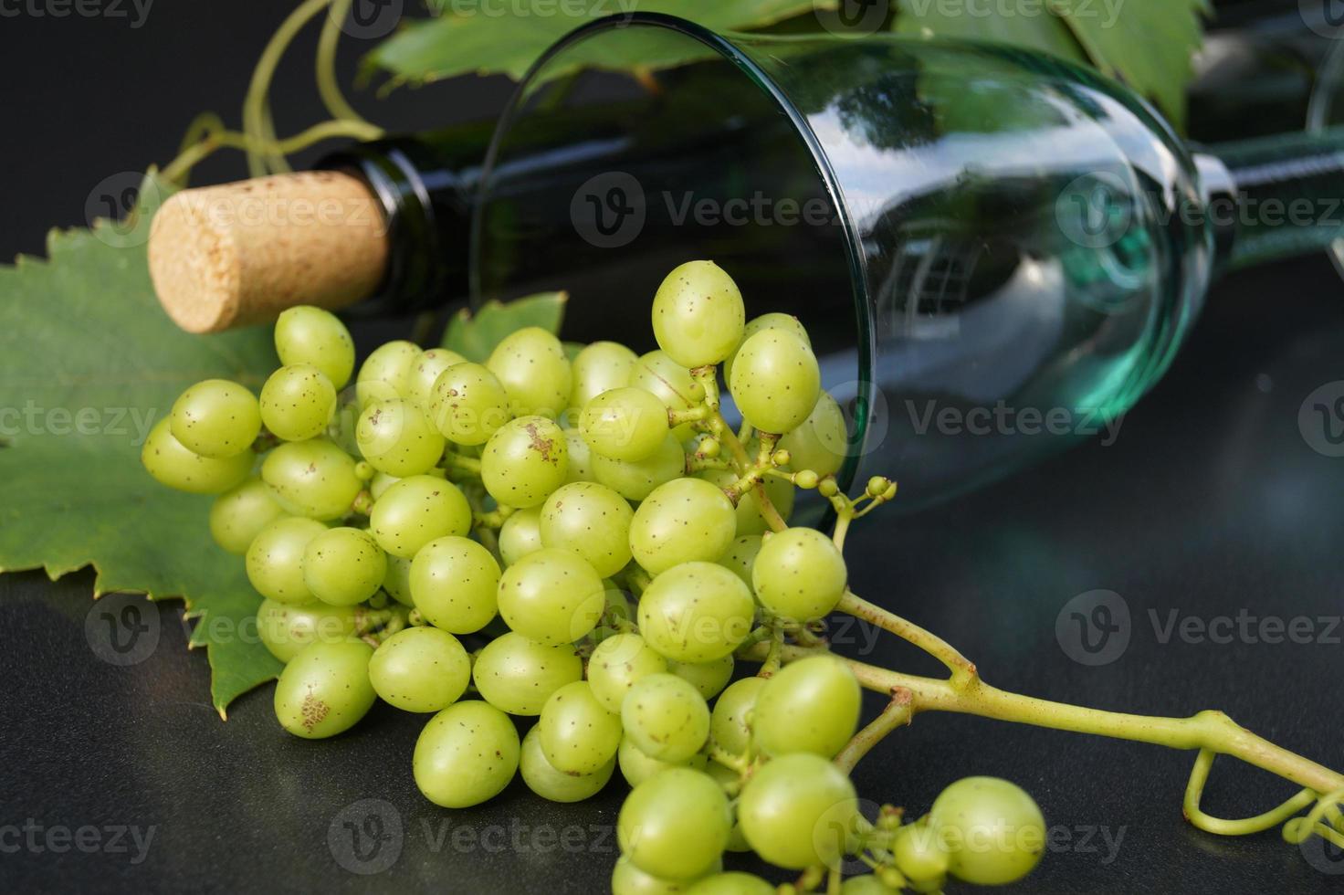 raisins blancs et feuilles photo