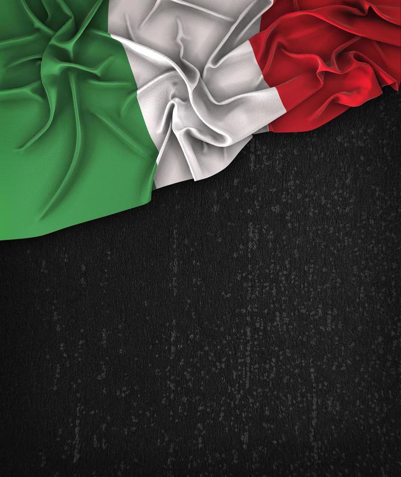 Drapeau de l'Italie vintage sur un tableau noir grunge avec un espace réservé au texte photo