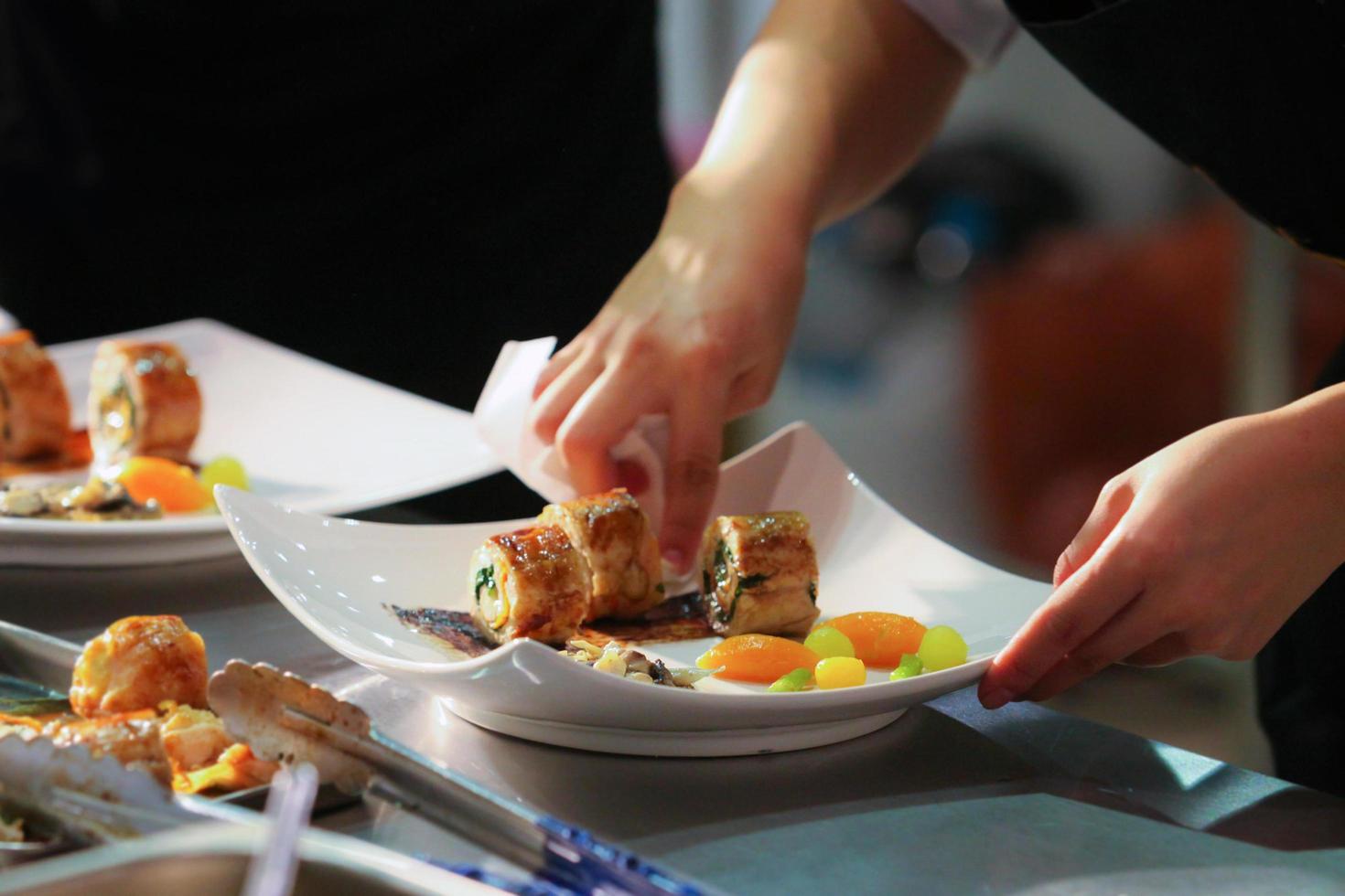 chef cuisinant, chef préparant la nourriture, chef décorant un plat dans la cuisine photo