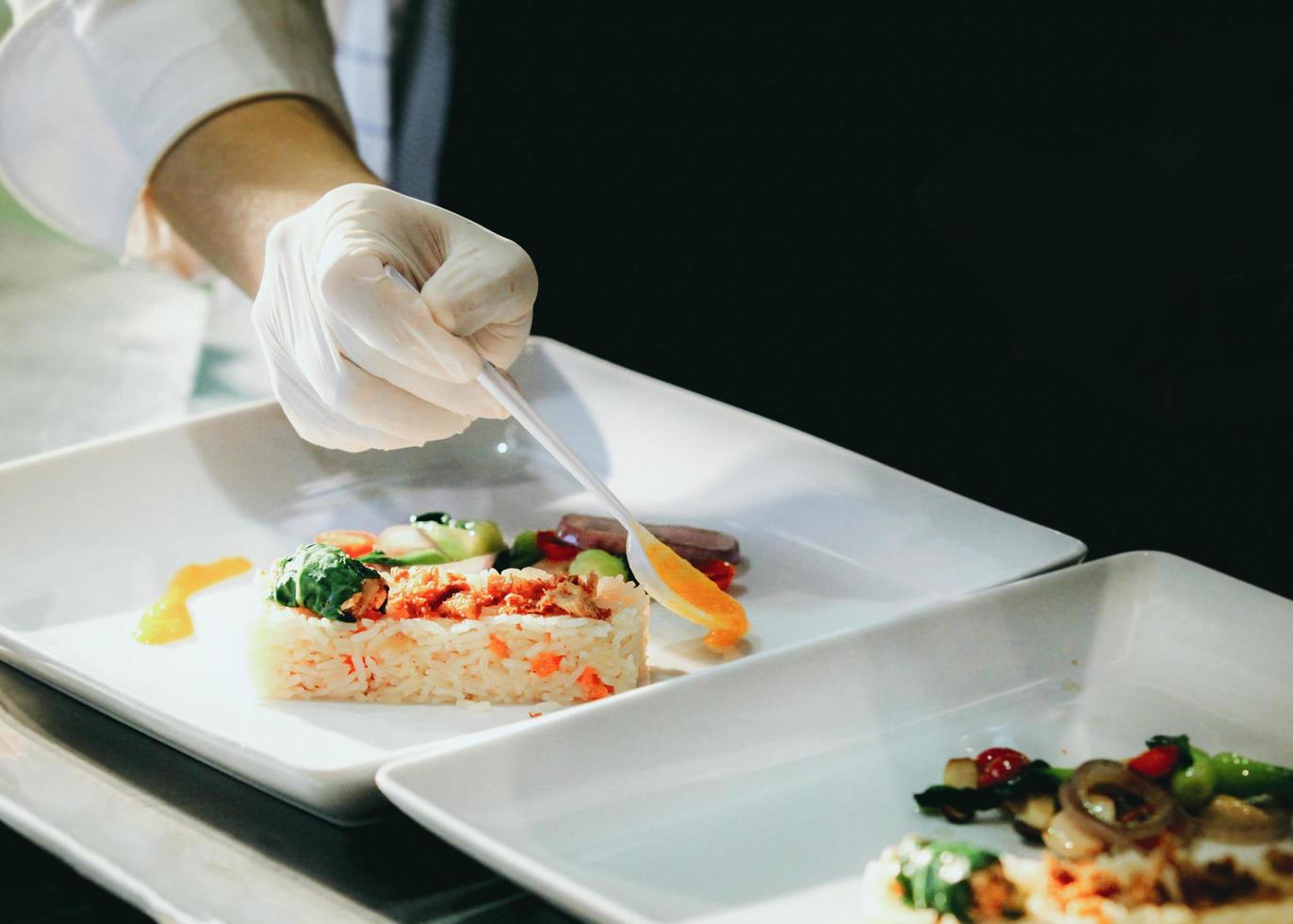 chef cuisinant, chef préparant la nourriture, chef décorant un plat dans la cuisine photo