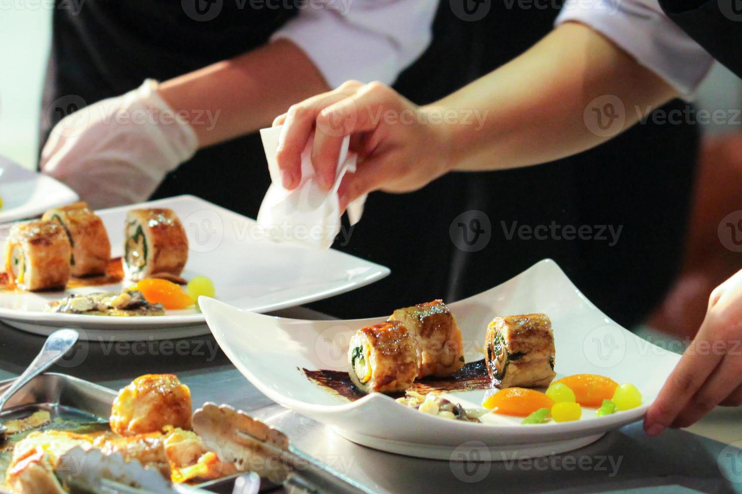 chef cuisinant, chef préparant la nourriture, chef décorant un plat dans la cuisine photo