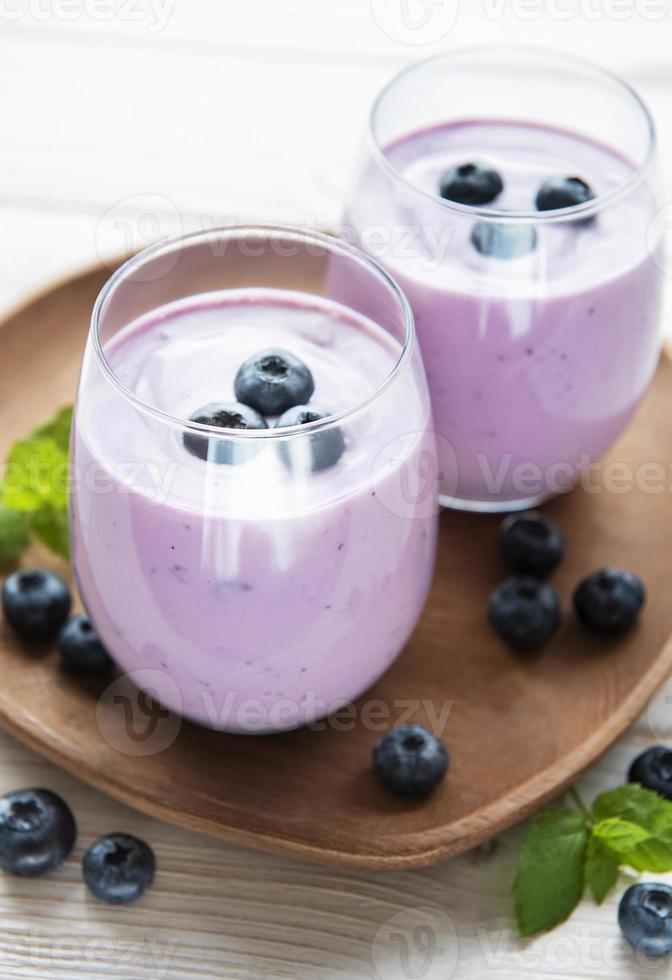 verres de yaourt aux myrtilles avec des myrtilles photo
