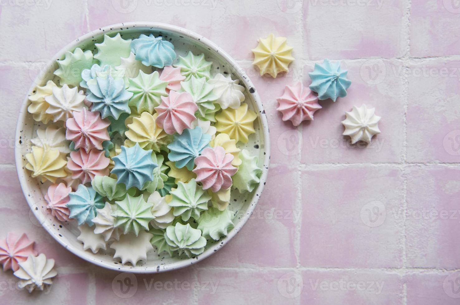 petites meringues colorées dans le bol en céramique photo