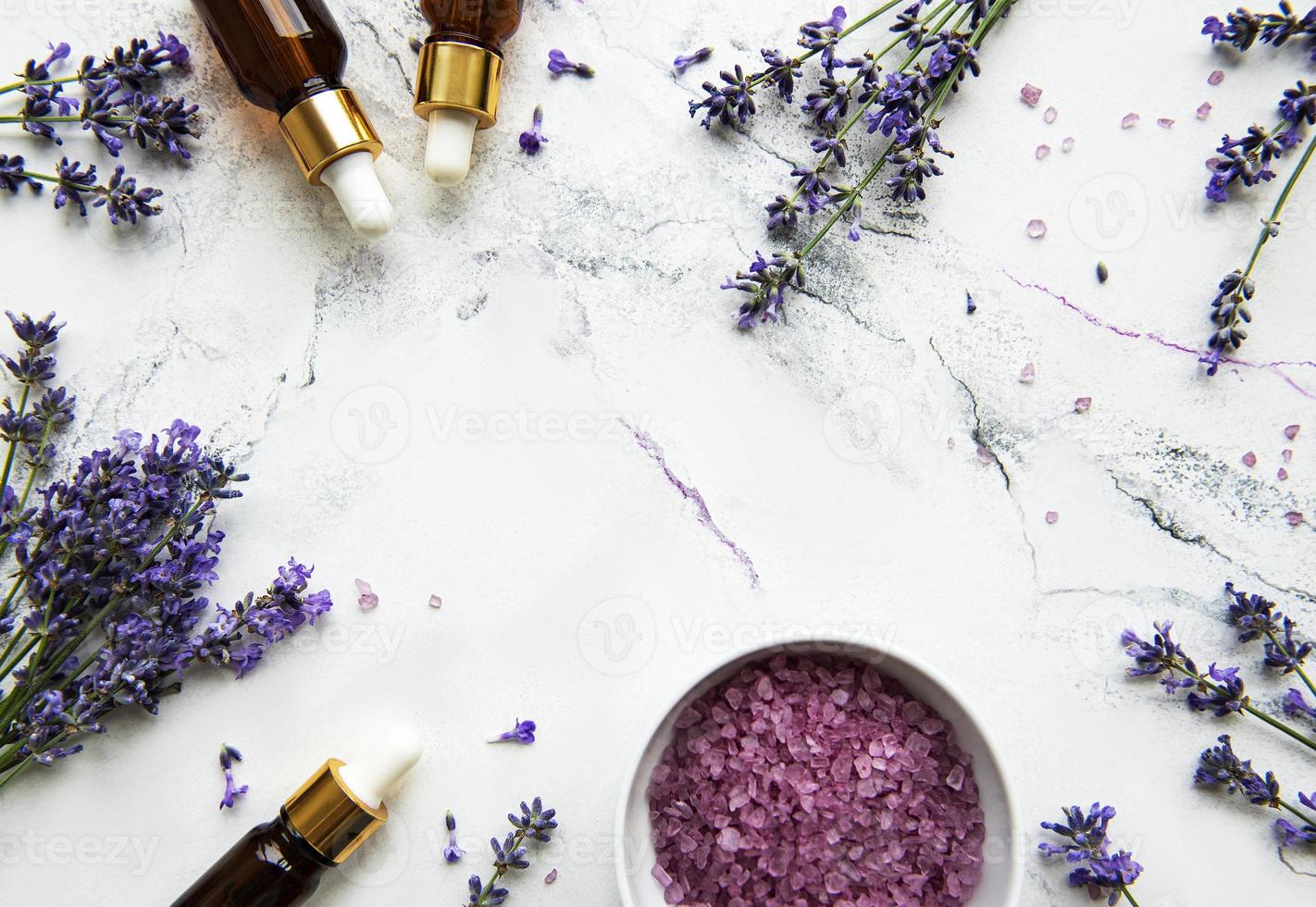 cosmétique aux herbes naturelles à la lavande photo