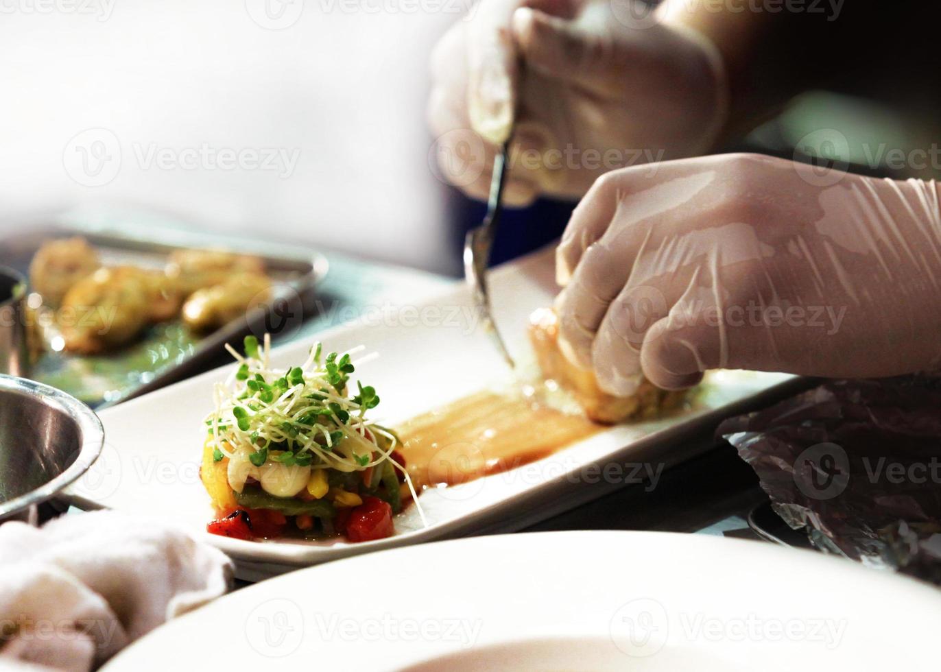 chef cuisinant, chef préparant la nourriture, chef décorant un plat dans la cuisine photo