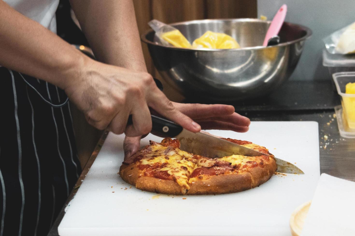 chef préparant la pizza, le processus de fabrication de la pizza photo