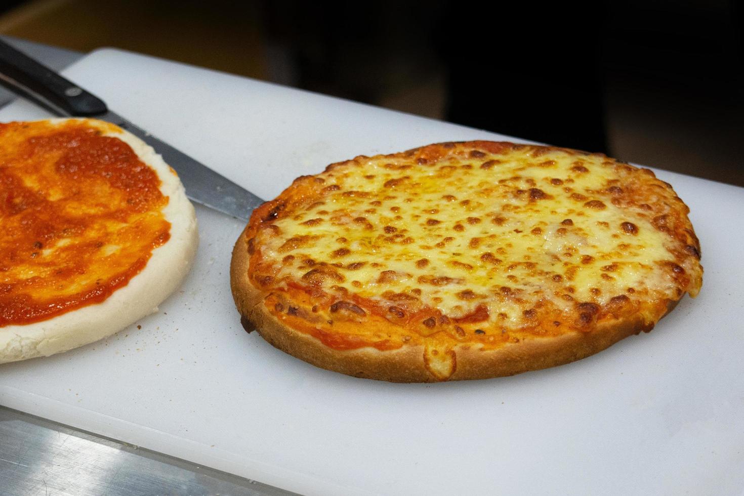 chef préparant la pizza, le processus de fabrication de la pizza photo