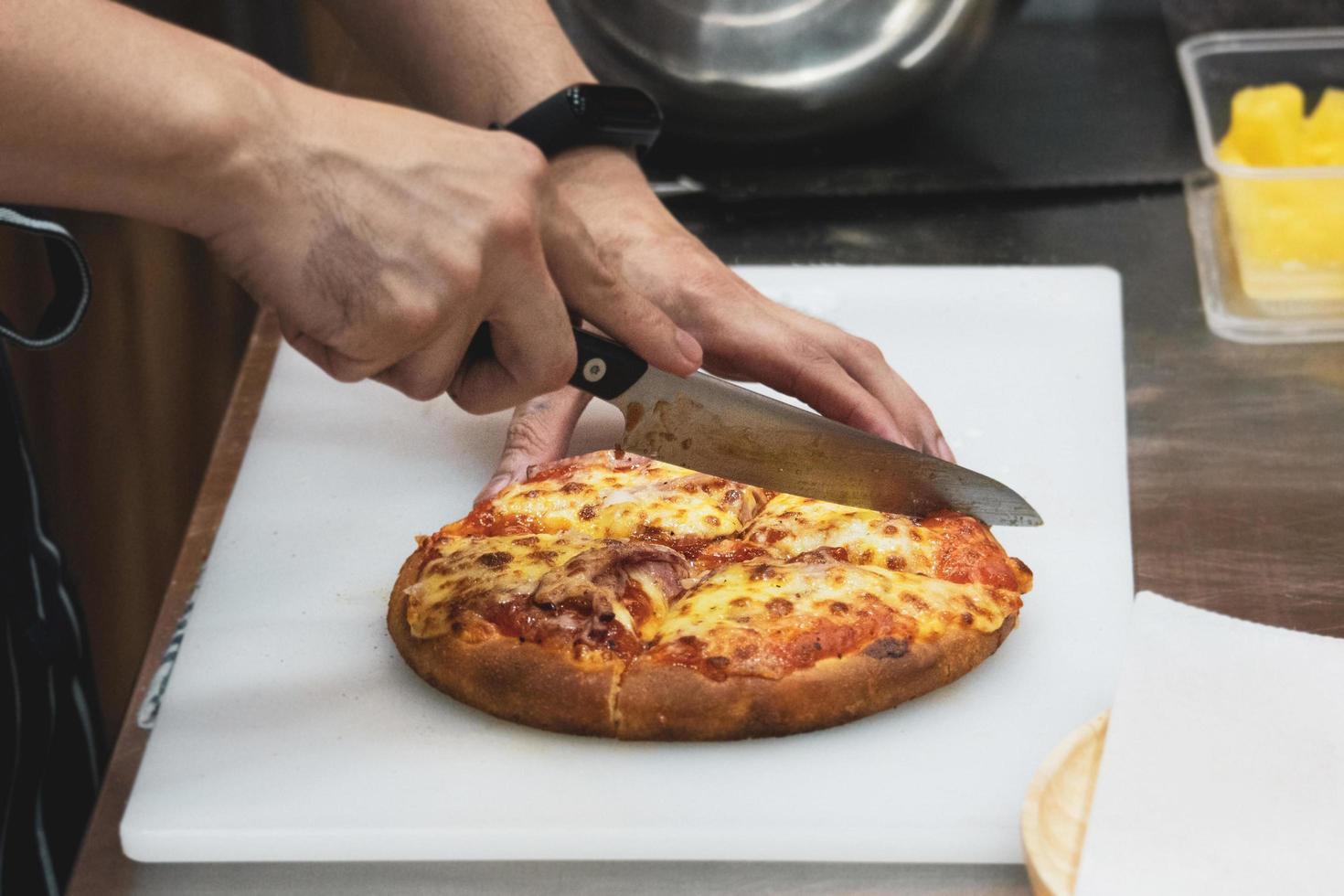 chef préparant la pizza, le processus de fabrication de la pizza photo