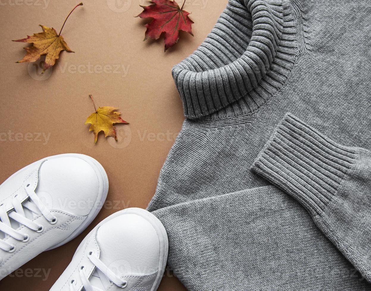 vêtements de mode pour femmes sur fond marron photo