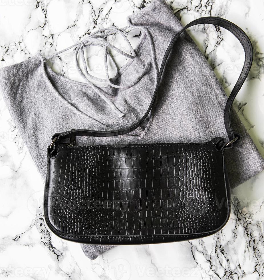 petit sac en cuir noir et pull femme gris photo