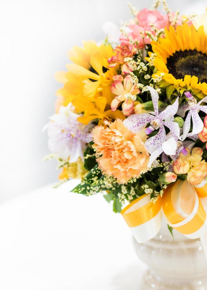 beau bouquet de fleurs colorées, composition florale photo