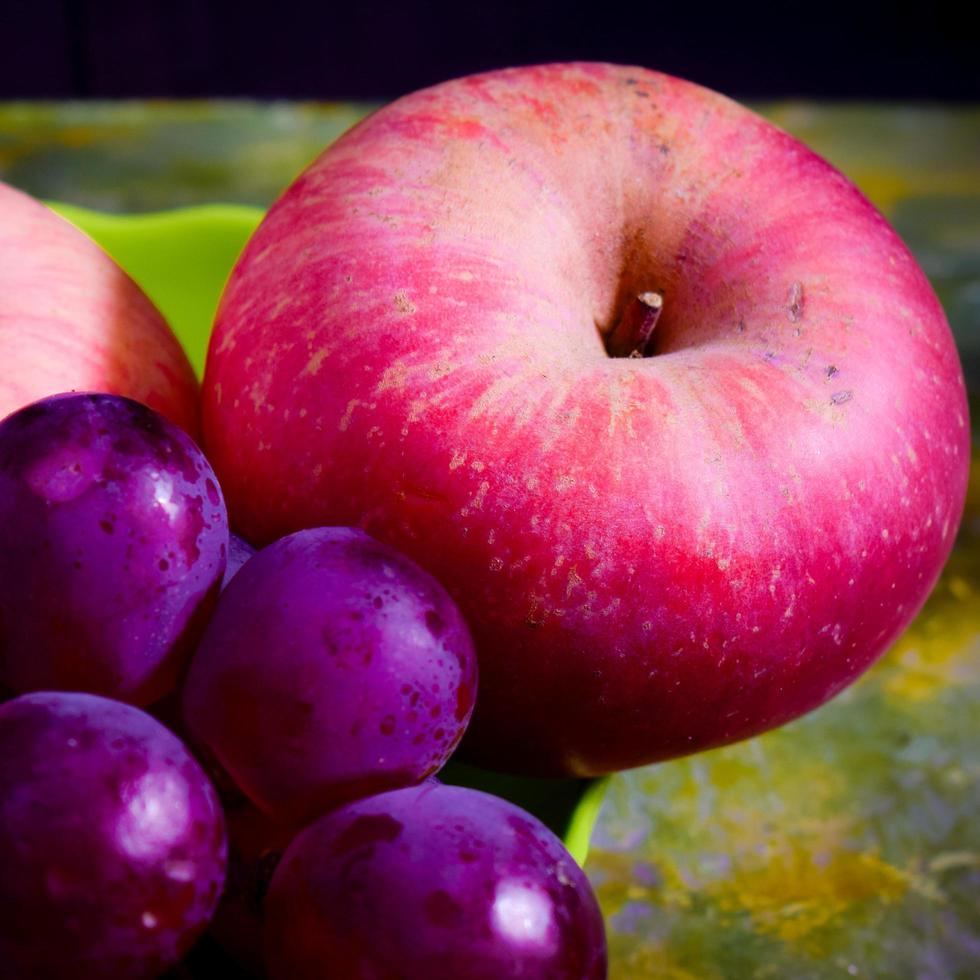 photo de nature morte de pommes et de raisins sur fond sombre