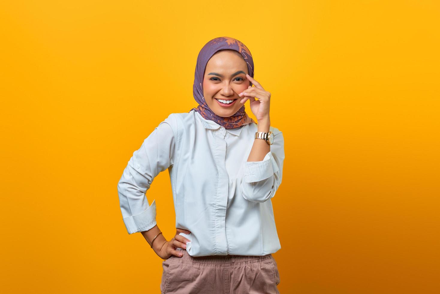 Portrait d'une femme asiatique confiante leva les mains avec un visage souriant photo