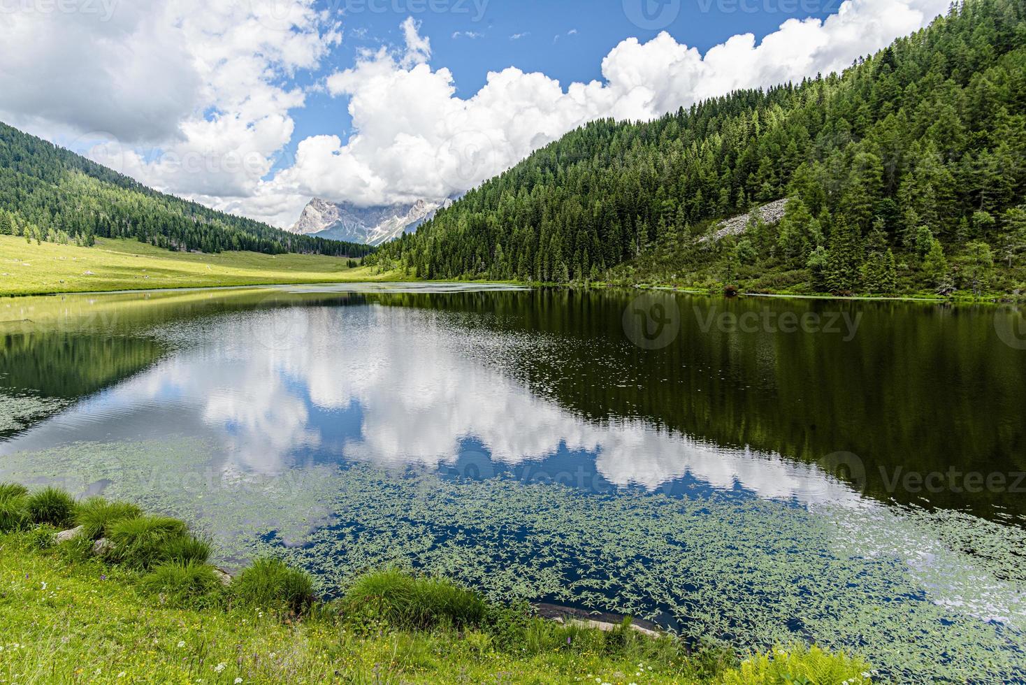 Les dolomites reflétées dans le lac calaita à san martino di castrozza trento, italie photo