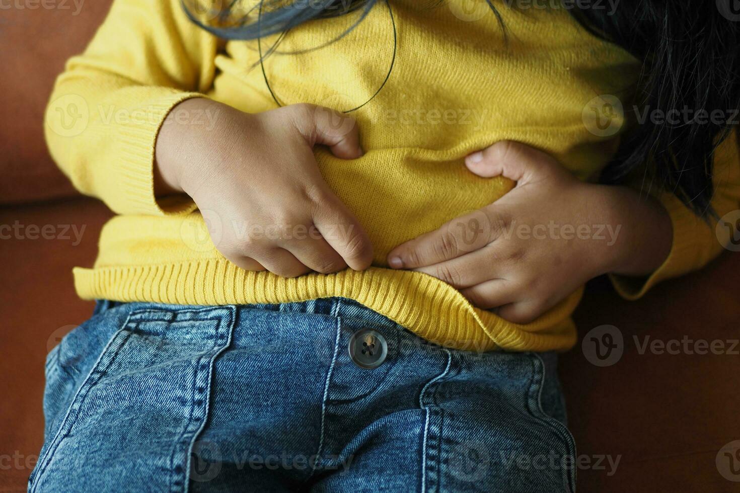 enfant Souffrance estomac douleur proche en haut. photo