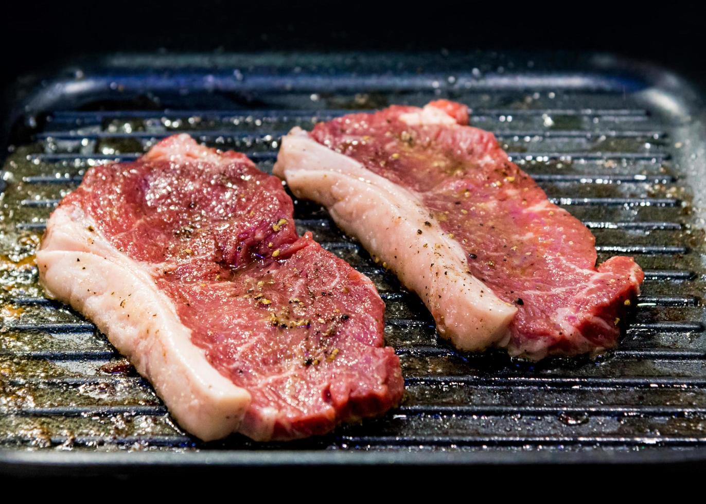 filet de boeuf sur le gril cuisson des steaks de viande dans la cuisine photo