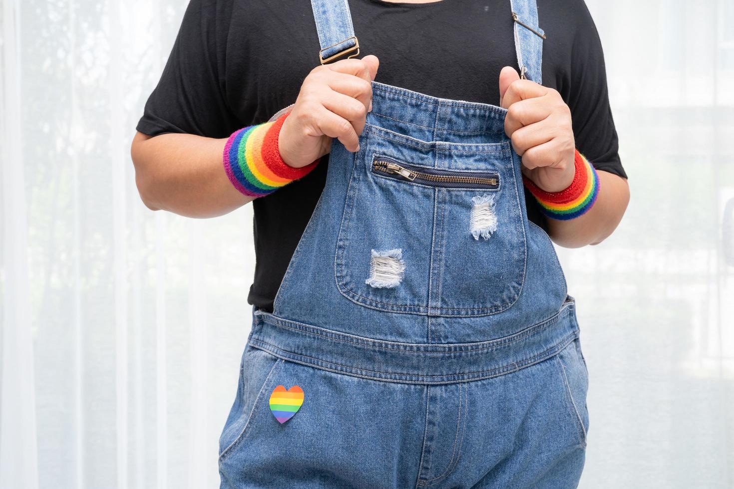 dame asiatique portant des bracelets de drapeau arc-en-ciel, symbole de lgbt photo