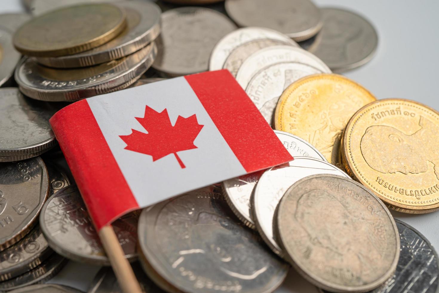 drapeau du canada sur fond de pièces de monnaie photo