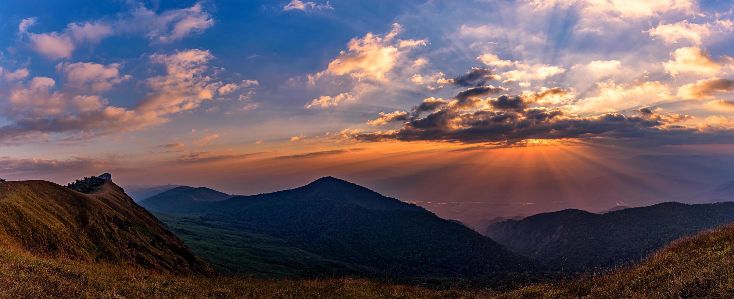 beau coucher de soleil sur le mont mon chong, chiang mai, thaïlande. photo