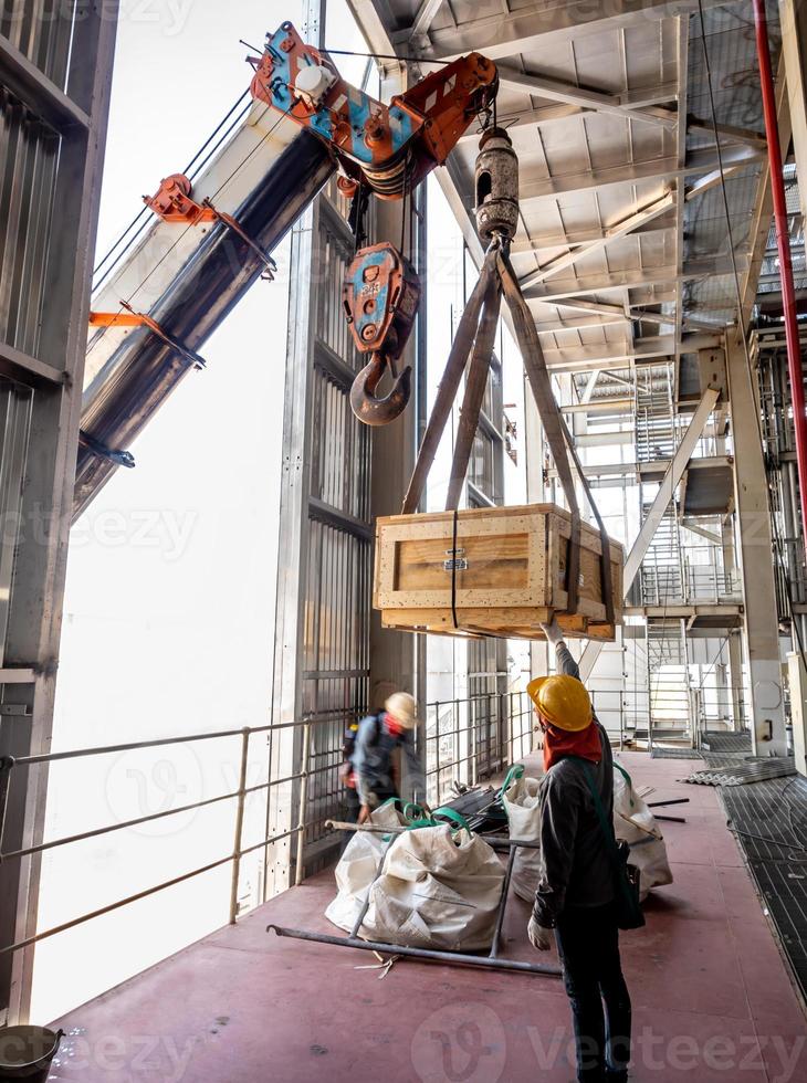 la grue transportant une boîte de support radioactif à l'étage supérieur photo