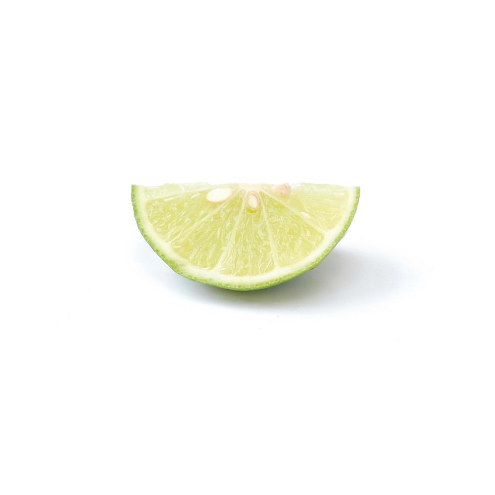 citron vert avec des tranches isolé sur fond blanc photo