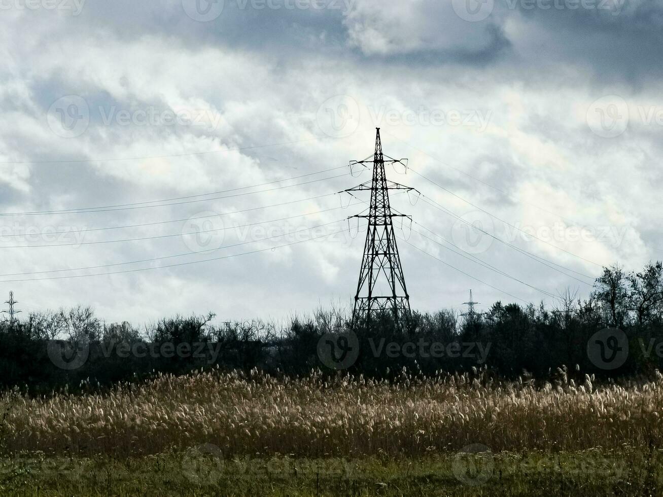 haute Tension tours sur ciels Contexte. transmission ligne la tour. photo