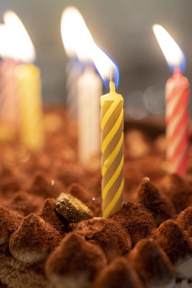 fond festif avec des bougies allumées dans le gâteau photo