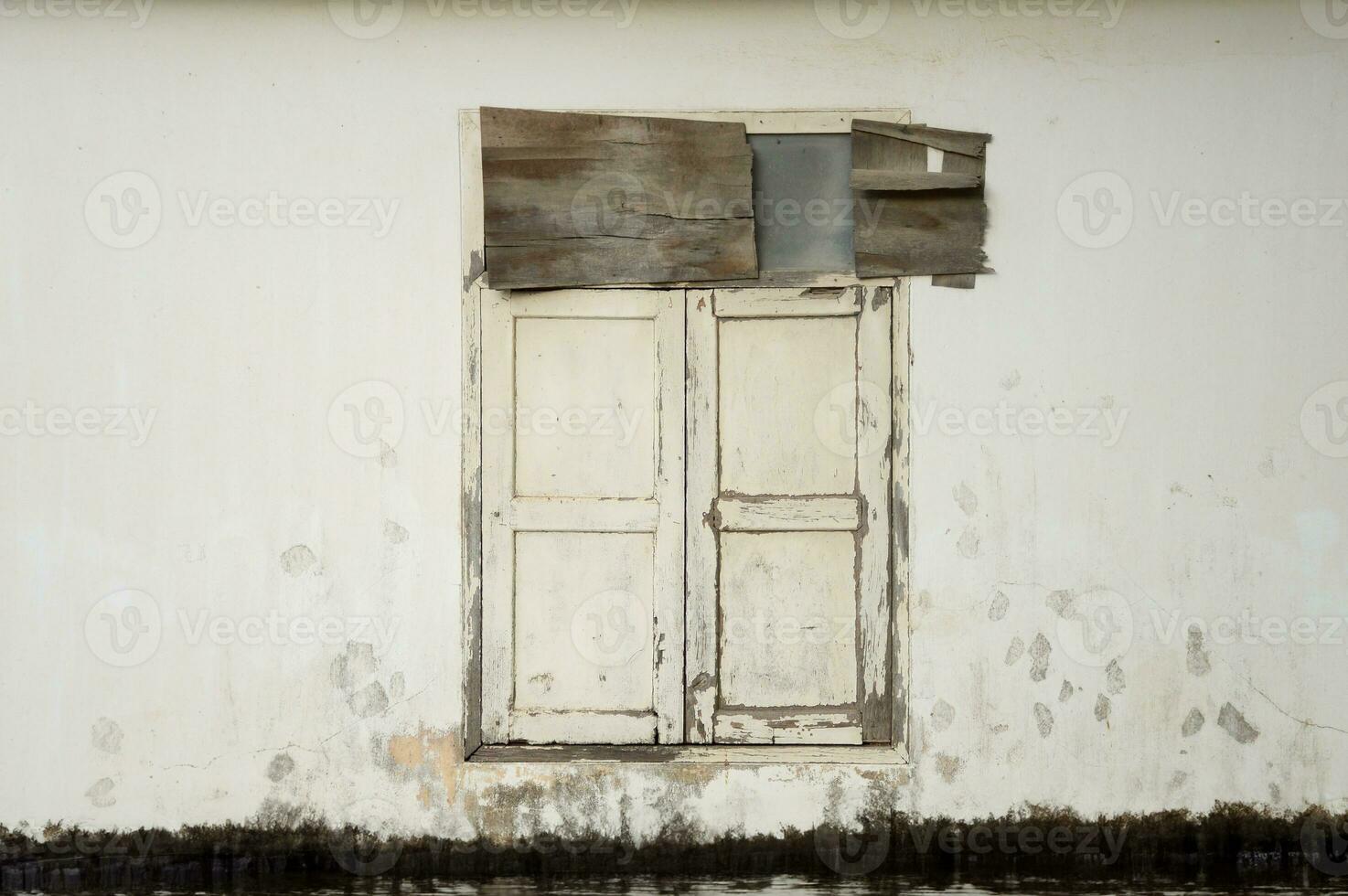 vieux fenêtre avec blanc mur Contexte photo