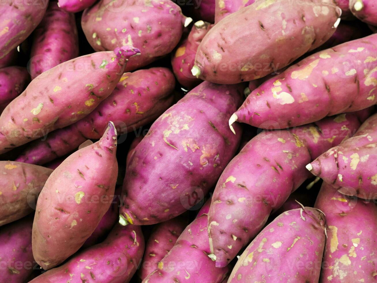 Frais violet patates dans le marché photo