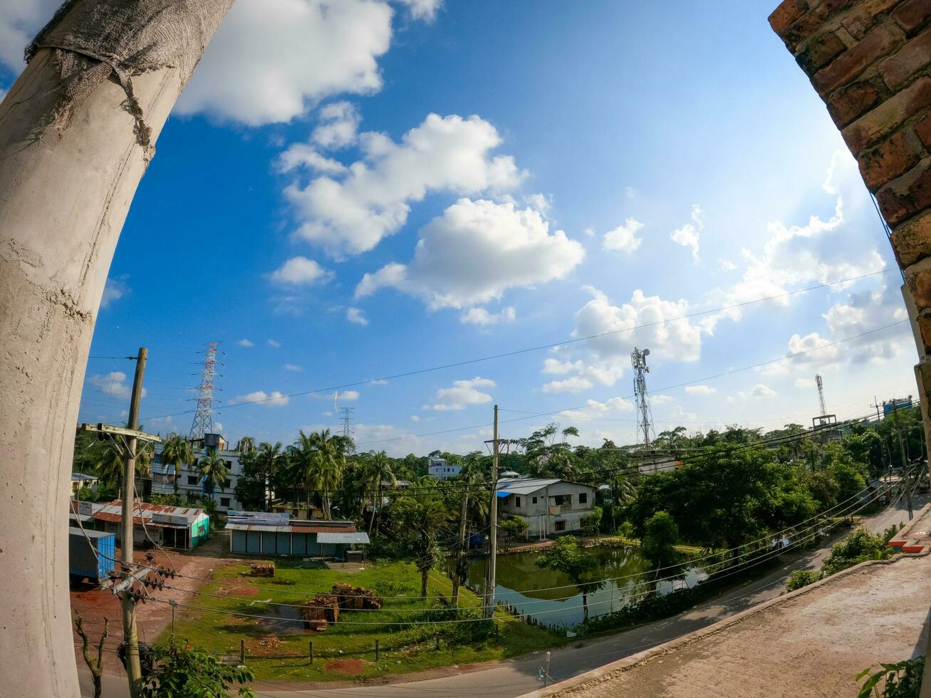 nuageux bleu ciel avec vert des arbres poisson œil vue photo