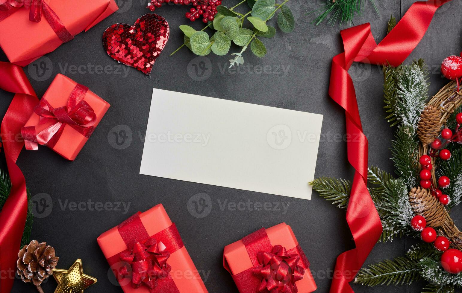 blanc enveloppe et Noël couronne sur une noir arrière-plan, Haut vue photo