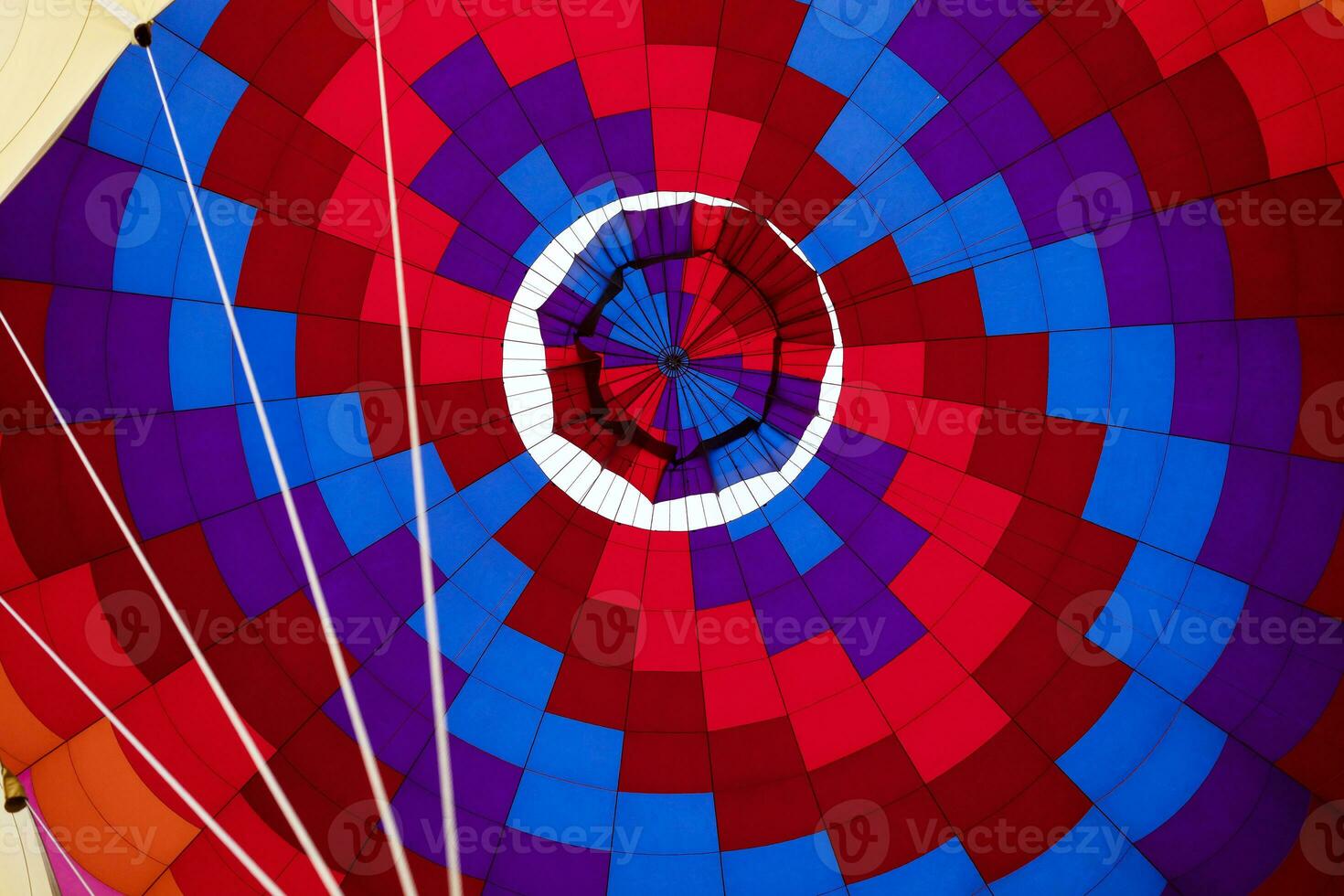 abstrait arrière-plan, vue à l'intérieur brillant coloré chaud air ballon dôme. multi coloré, horizontal avion. chaud air expédition, conduire. joyeux, spectaculaire divertissement photo