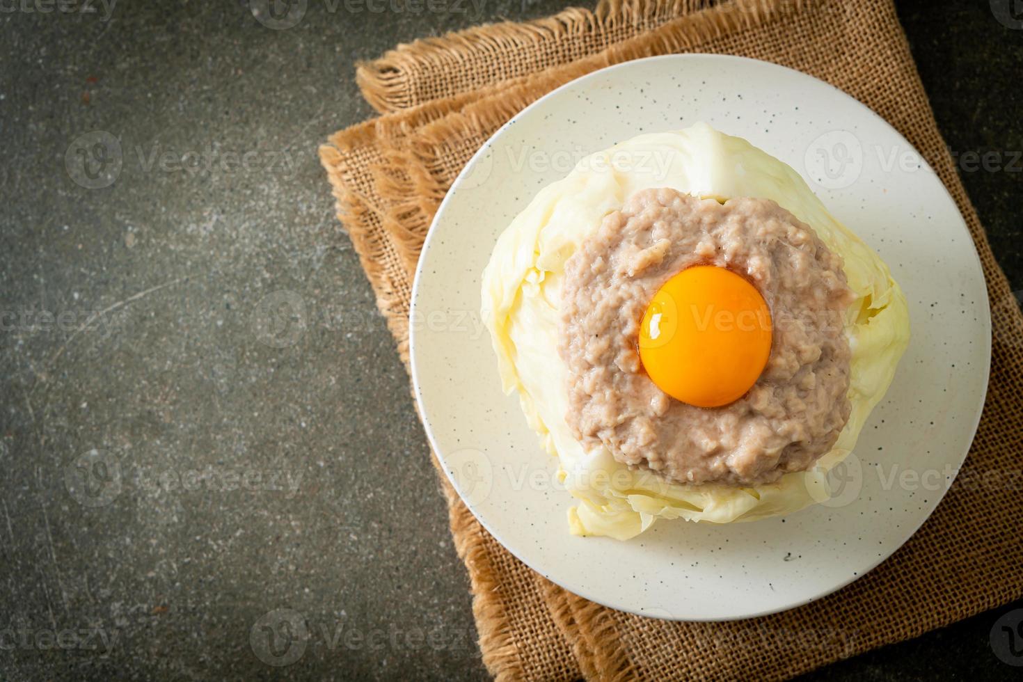 chou vapeur farci porc haché et jaune d'oeuf photo