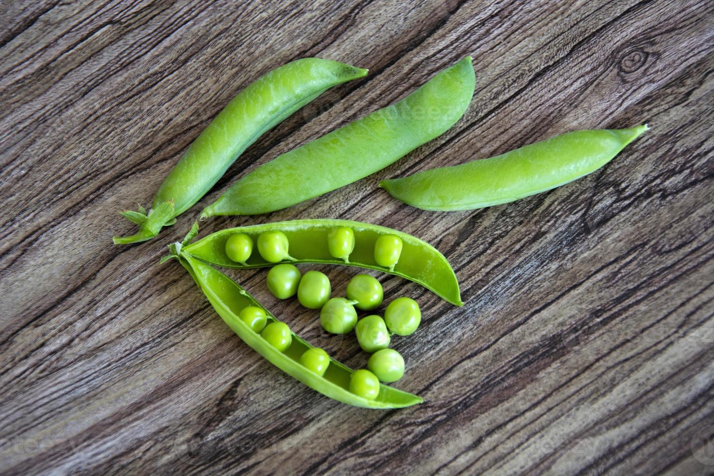 cosses de pois verts. plantes grimpantes à gousses. photo