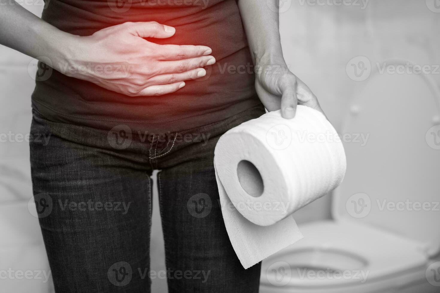 portrait de une femme souffre de la diarrhée le sien estomac douloureux. mal et problème. main tenir tissu papier rouleau dans de face de toilette bol. constipation dans salle de bains. hygiène, santé se soucier concept. photo